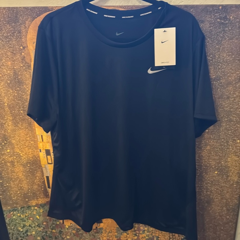 Nike women’s running shirt nwt